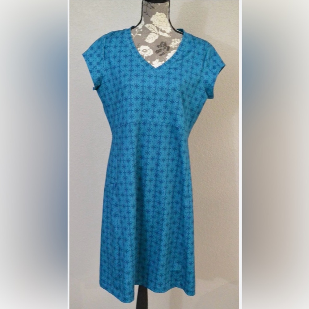 L.L. Bean Blue Geometric Print Performance V-Neck Dress w/pocket- Size M Regular